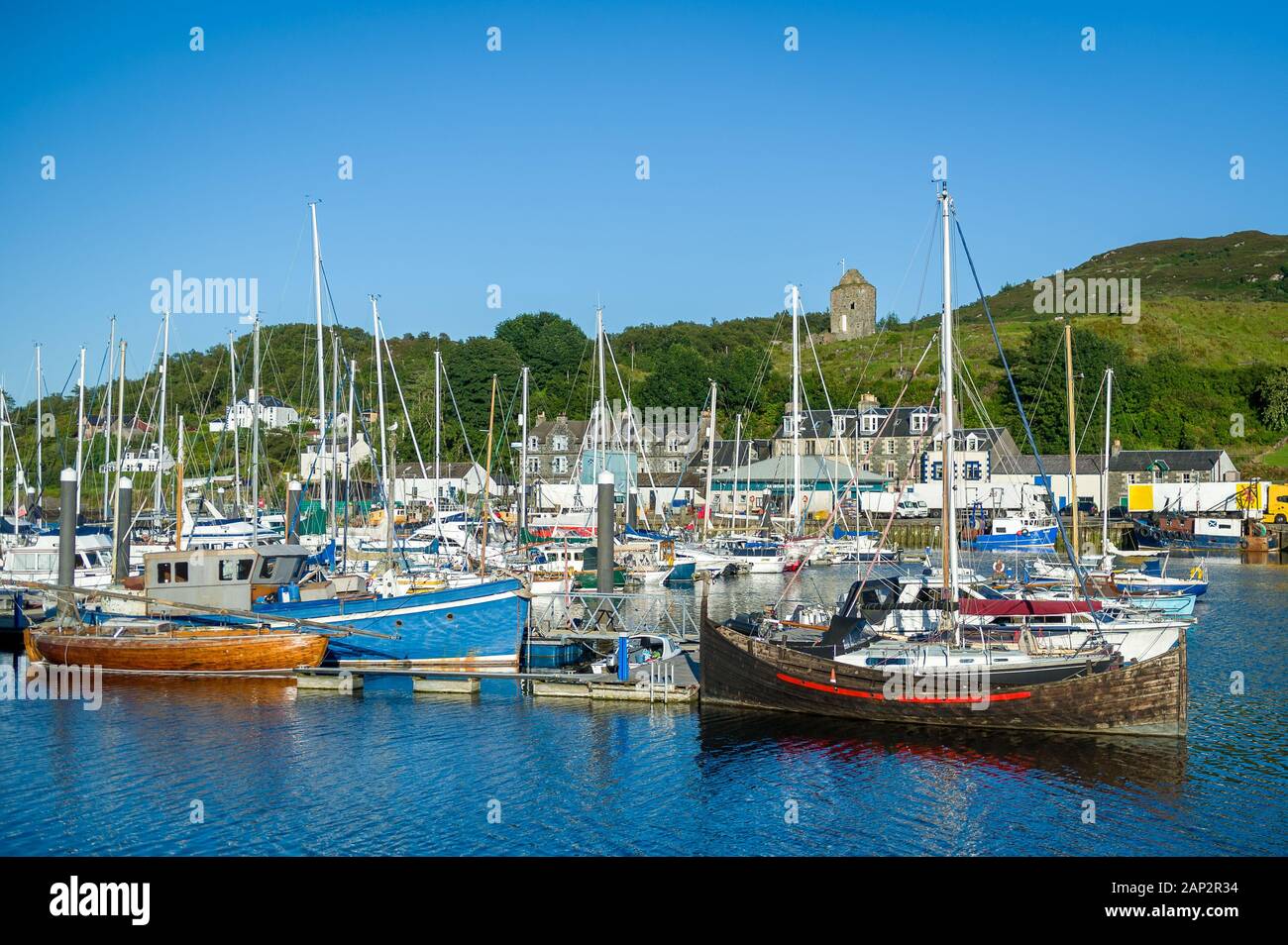 Alte hölzerne Boas und modernen Segelyachten im Tarbert Marina. Hebriden Segeln, Schottland. Stockfoto