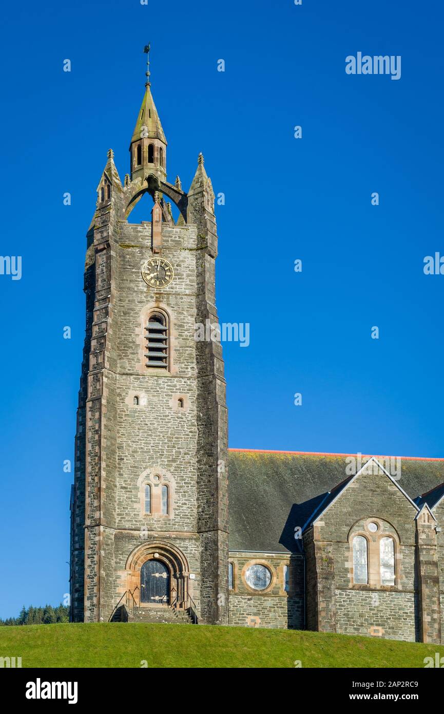 Vertikale Foto von Tarbert Pfarrkirche Turm. Hebriden in Schottland. Stockfoto