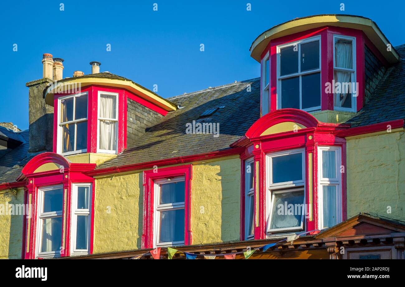 Bunte Wände und Fenster von Tarbert historische Gebäude. Hebriden Kreuzfahrt, Schottland. Stockfoto