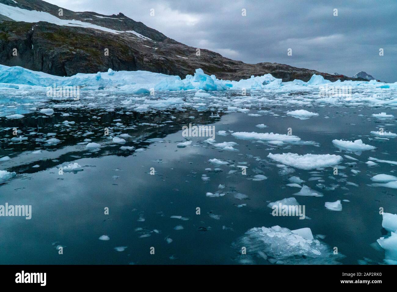 Schmelzenden Eisbergs Eisscholle im Vordergrund, Schwimmen im Meer, Antarktis Stockfoto