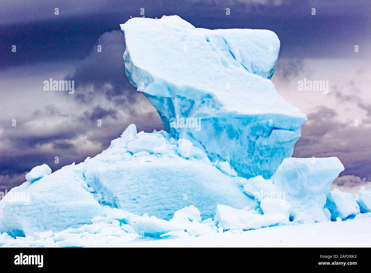 Schmelzenden Eisbergs Eisscholle im Vordergrund, Schwimmen im Meer, Antarktis Stockfoto