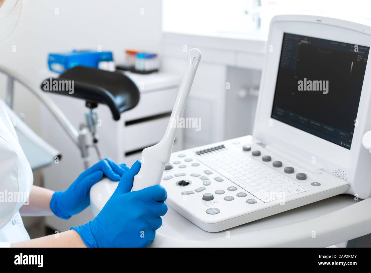 Ein Gynäkologe stellt ein Ultraschallgerät. Ein transvaginal Ultrasound ...