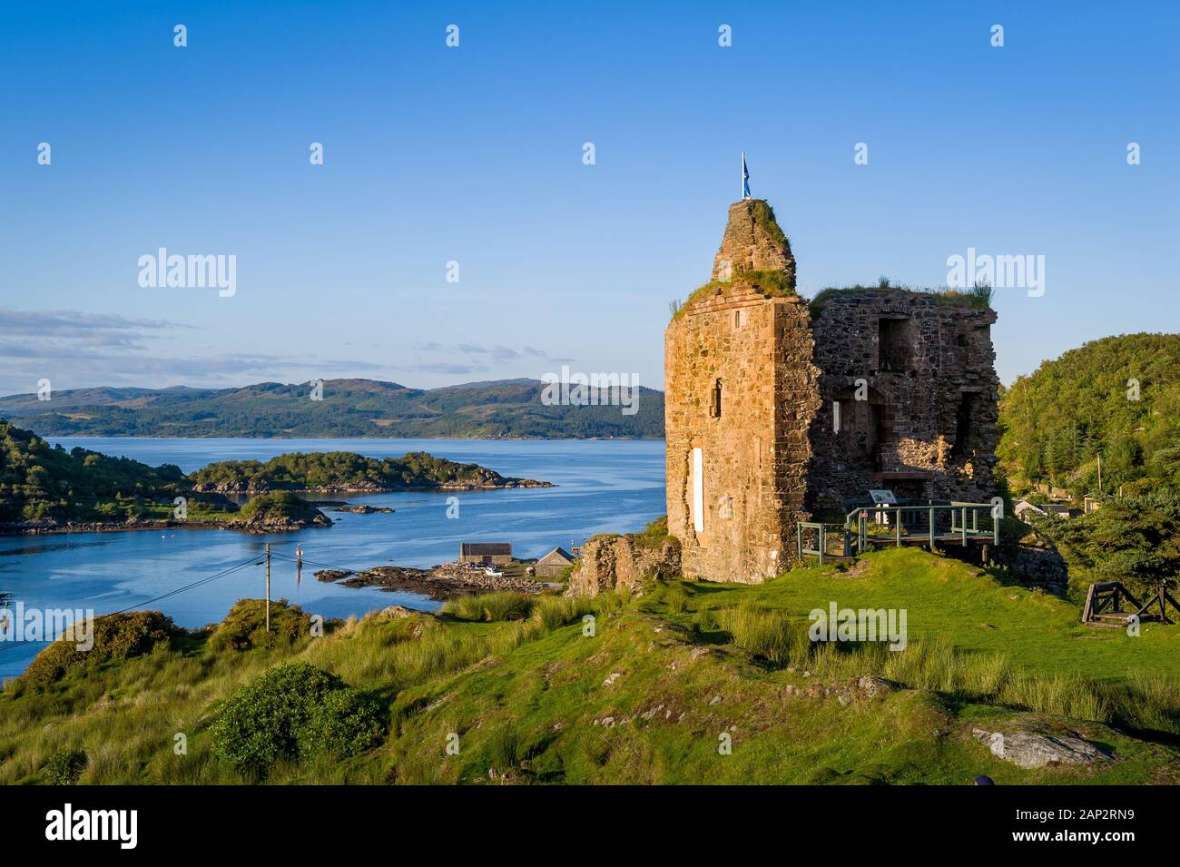 Ruinen von Tarbert königliche Burg. Sonnenuntergang Licht und Panoramablick auf die Bucht. Innere Henrides, Schottland. Stockfoto