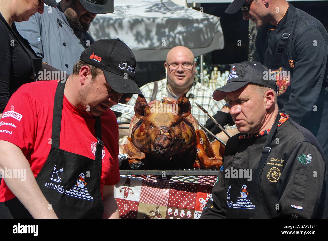 Geröstetes Schweinefleisch für Speisen auf der Straße in Vilnius, Litauen Stockfoto