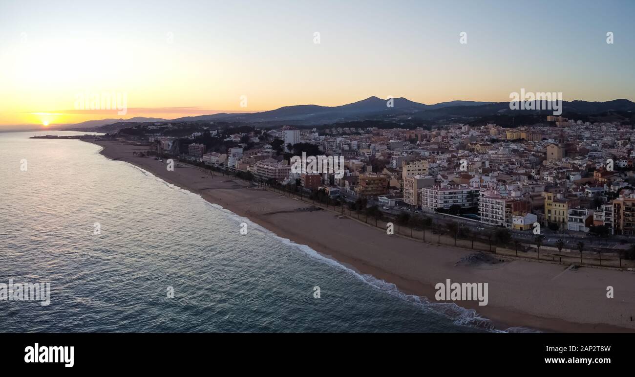Antenne Panoramablick von Canet de Mar, El Maresme Küste, Katalonien, Spanien Stockfoto