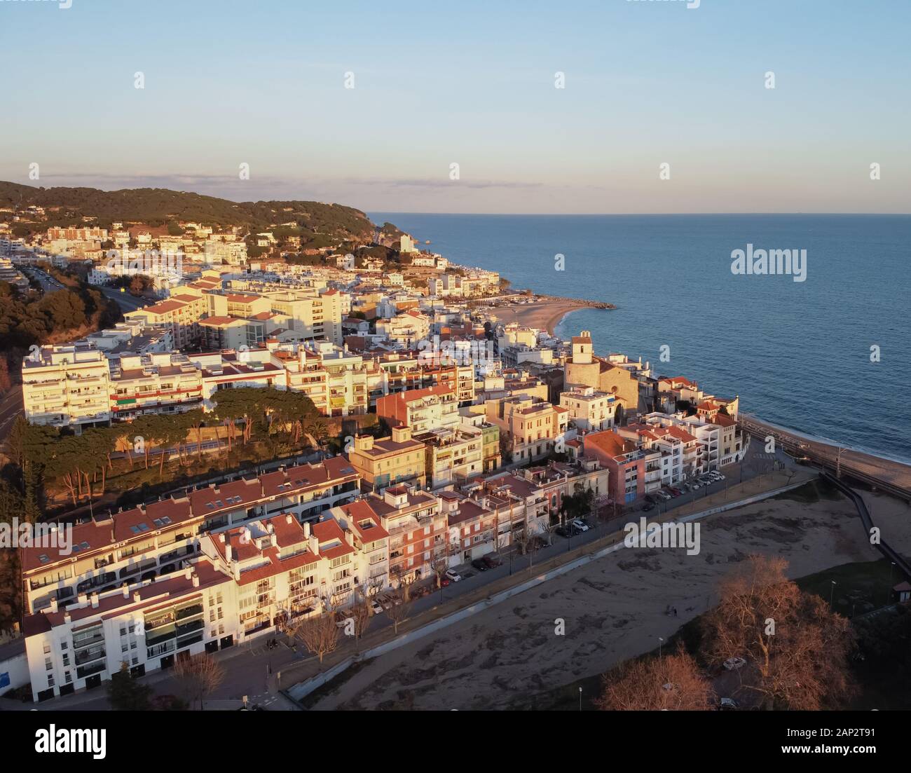 Luftaufnahme von Sant Pol de Mar Dorf in El Maresme Küste, Katalonien Stockfoto