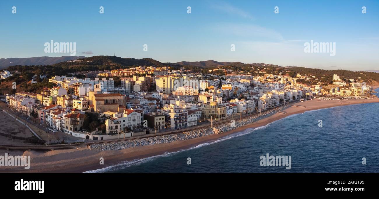 Antenne Panoramablick von Sant Pol de Mar Dorf in El Maresme Küste, Katalonien Stockfoto