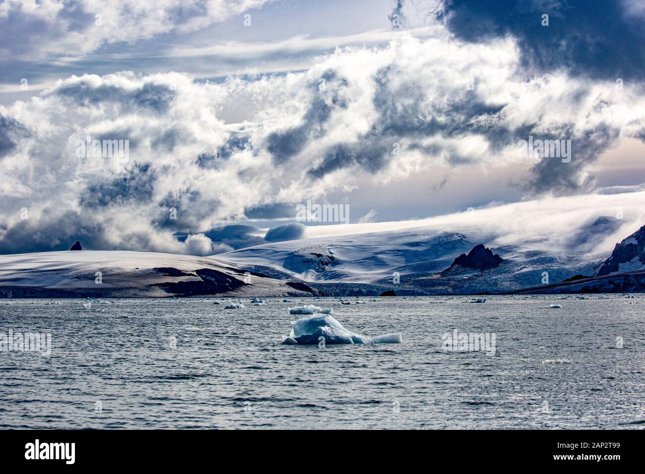 Schmelzenden Eisbergs aufgrund der globalen Erwärmung im südlichen Atlantik, Antarktis Stockfoto