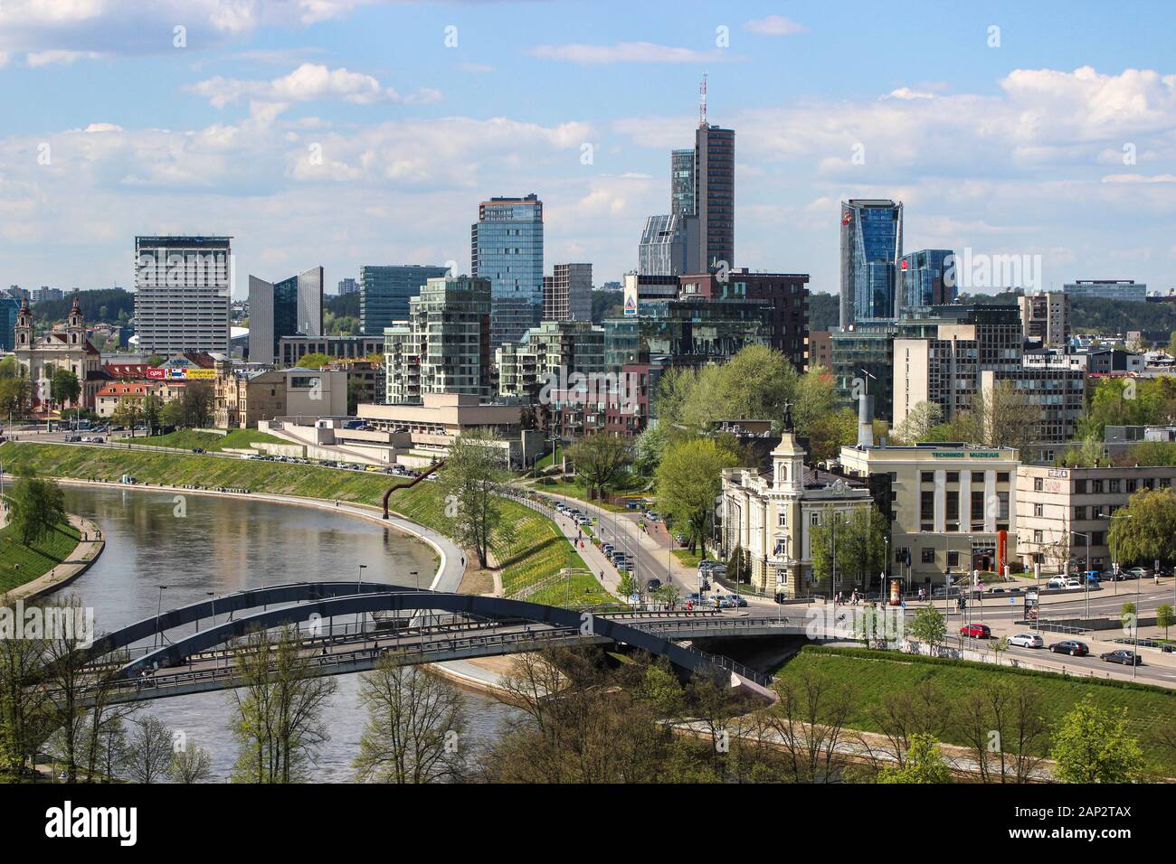 Hochhäuser von Šnipiškės, auch Neues Stadtzentrum genannt, am Nordufer des Flusses Neris in Wilna, Litauen Stockfoto
