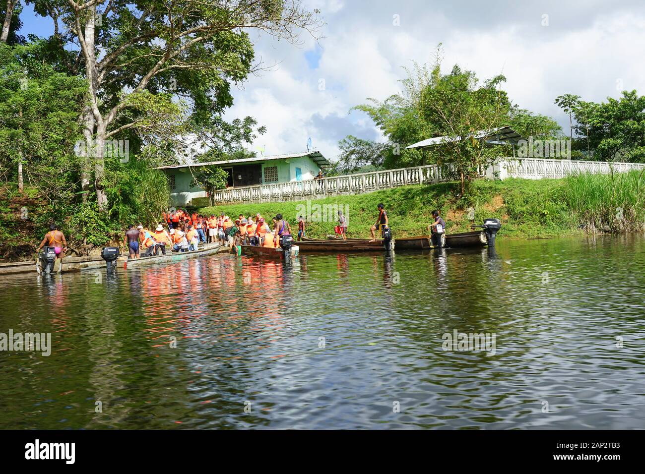 Boarding der Einbaum Kanus auf die Reise zu den Indigenen Embera Dorf im Nationalpark, Panama Stockfoto