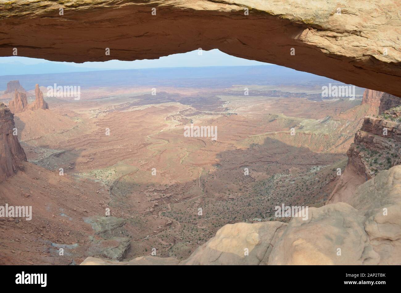 Sommer im Canyonlands National Park Island in the Sky: Blick auf den Thru Mesa Arch am Buck Canyon, White Rim, Monster Tower, Washer Woman Arch & Airport Tower Stockfoto