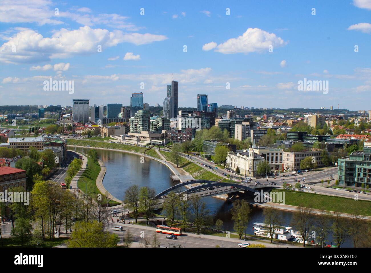 Fluss Neris und Hochhäuser des neuen Stadtzentrums, auch Šnipiškės genannt, in Wilna, Litauen Stockfoto