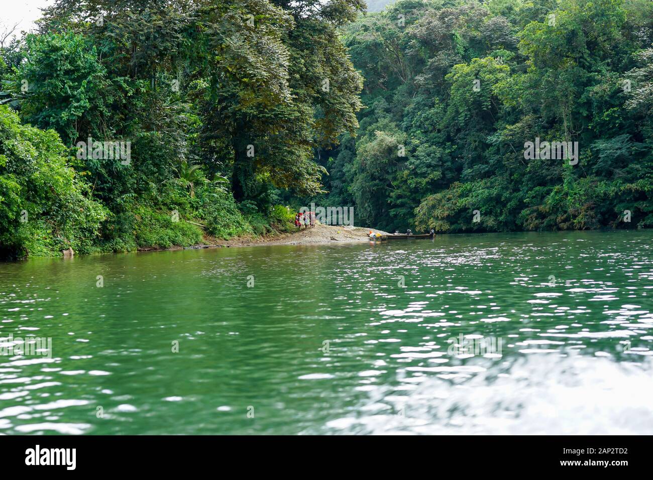 Willkommen commit von Frauen für neue touristische Ankunft an der Embera indigenen Dorf im Nationalpark, Panama Stockfoto