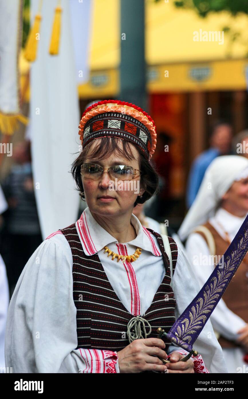 Frau mittleren Alters, die in Vilnius, Litauen, Volkskostüm trägt Stockfoto