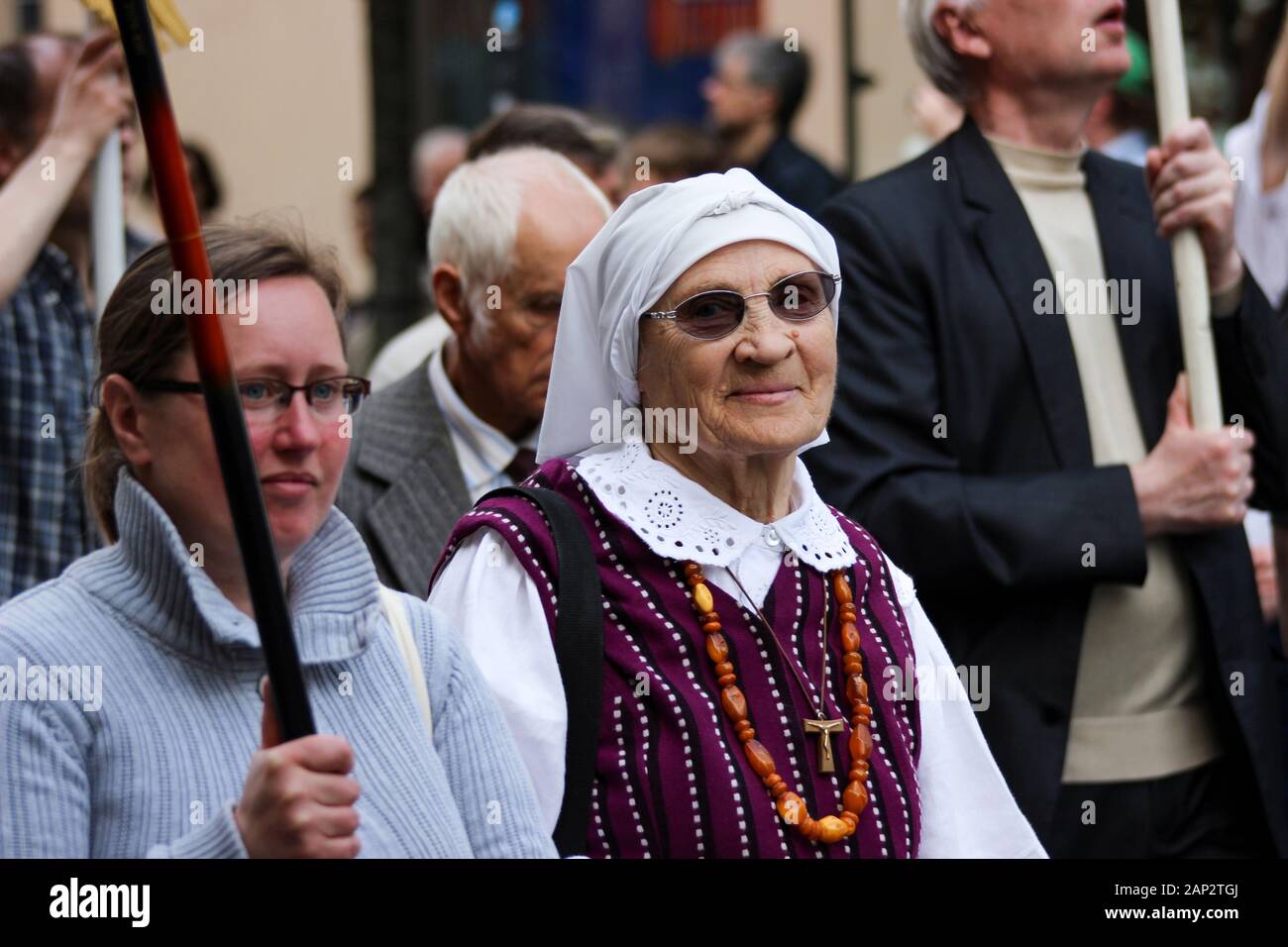 Ältere Frau in einem Nationaltracht bei der Parade in Vilnius, Litauen Stockfoto