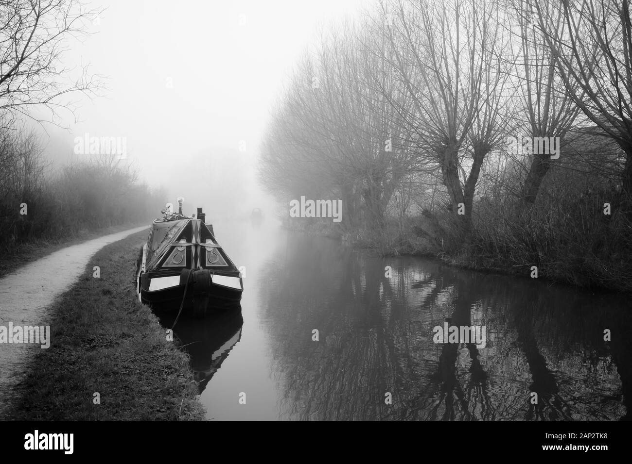 Suchergebnisse Web-Ergebnisse Trent und Mersey Canal in Stone, Stafffordshire, England mit einem schmalen Boot oder Schiff. Foto aufgenommen an einem nebligen Morgen Stockfoto