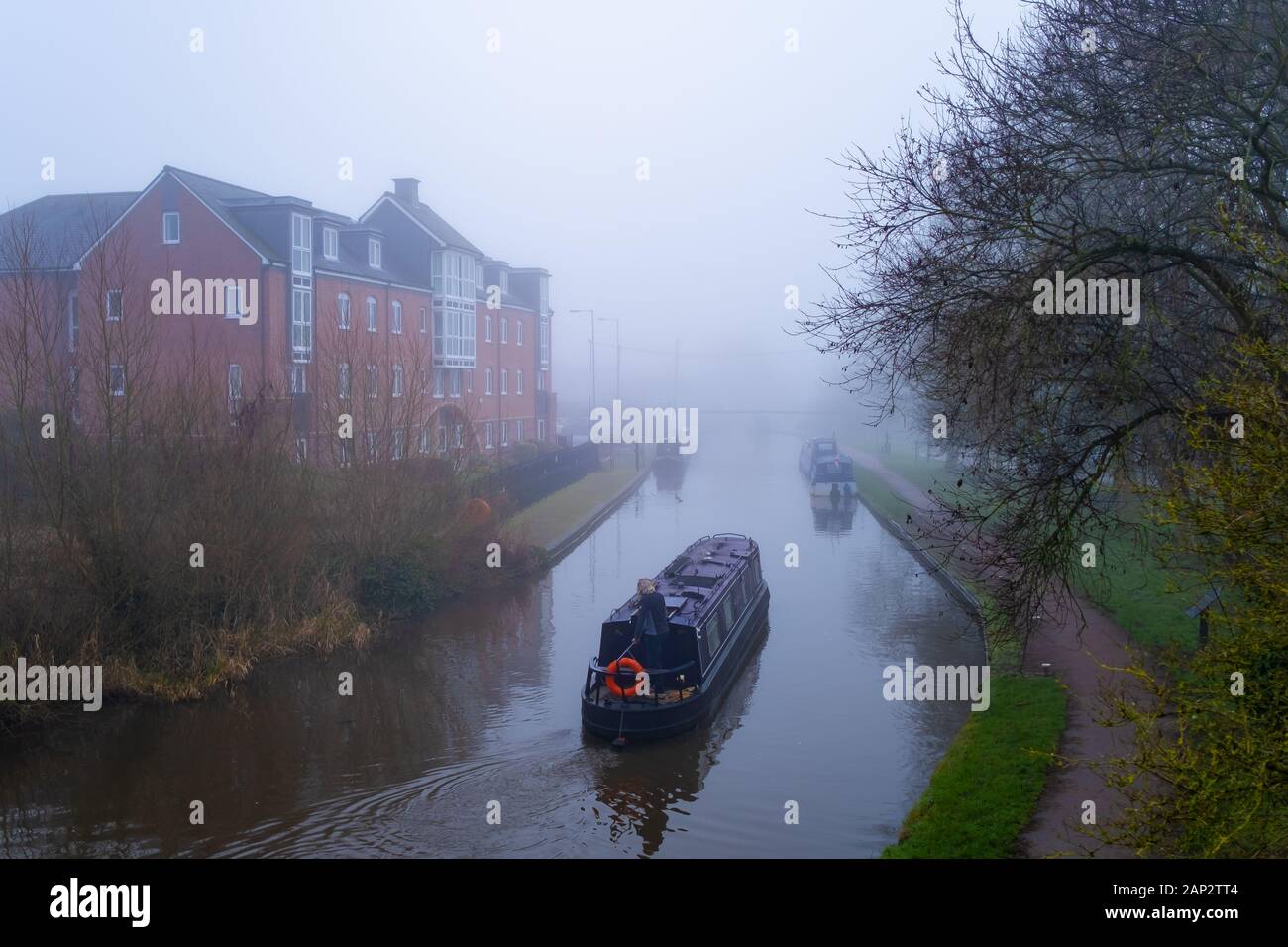 Nebeliger englischer Wintermorgen. Gehen Sie neben Trent und Mersey Canal in Staffordshire, in der Nähe der Kleinstadt Stone. Stockfoto