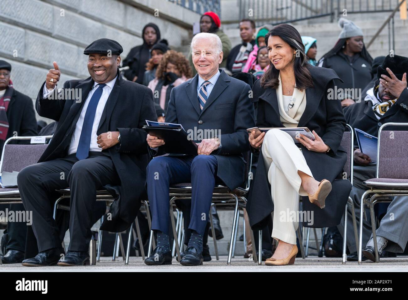 Columbia, South Carolina, USA - Januar 20, 2020: Senat hoffnungsvoll Jaime Harrison (D) und Presidential hopefuls Joe Biden (D) und Tulsi Gabbard (D) in Reaktion auf Rally goers Jubel während der 'König Tag im Dome' Martin Luther King Tag Kundgebung an der South Carolina Statehouse durch die Südcarolina NAACP organisiert. Credit: Crush Rush/Alamy leben Nachrichten Stockfoto