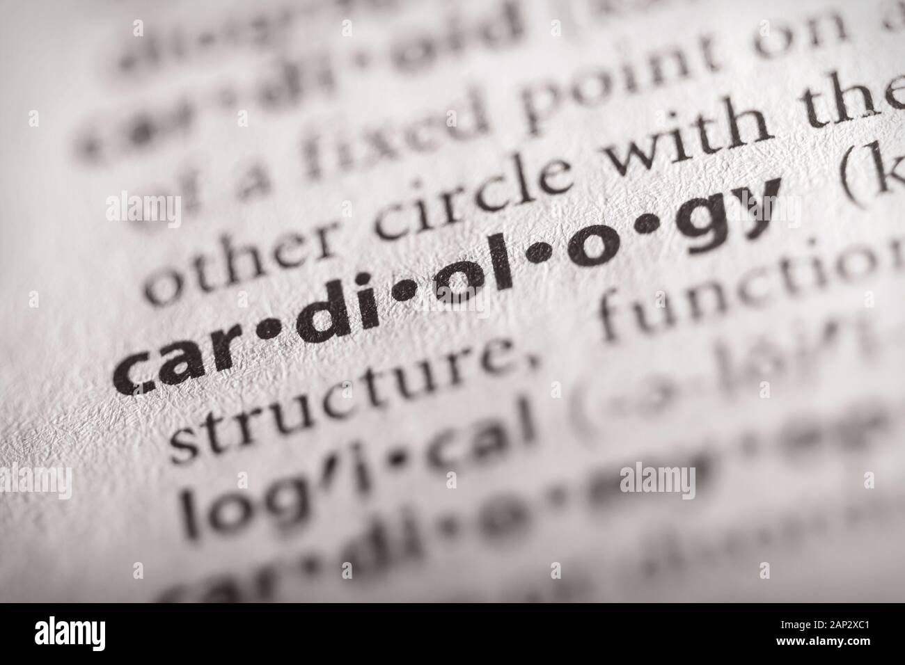 Selektiver Fokus auf das Wort Kardiologie. Viele weitere Wortfotos in meinem Portfolio. Stockfoto