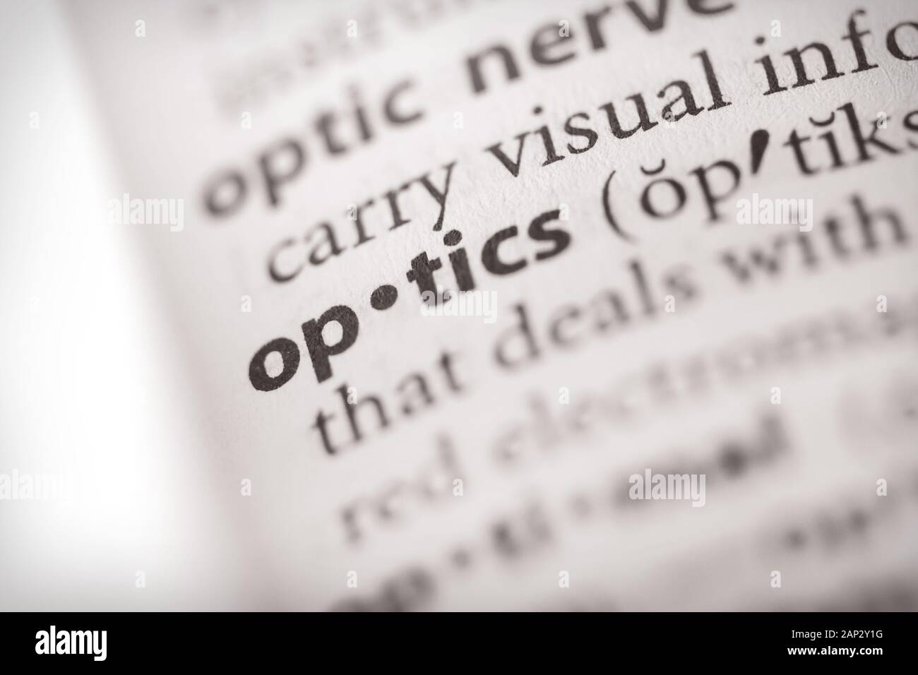 Selektive Fokussierung auf das Wort Optik. Viele weitere Wortfotos in meinem Portfolio. Stockfoto