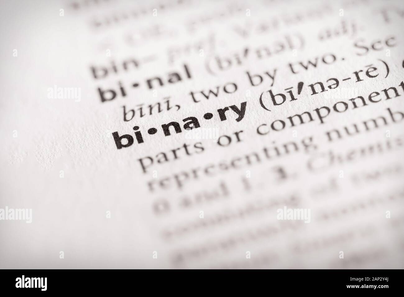 Selektive Fokussierung auf das Wort binär. Viele weitere Wortfotos in meinem Portfolio. Stockfoto
