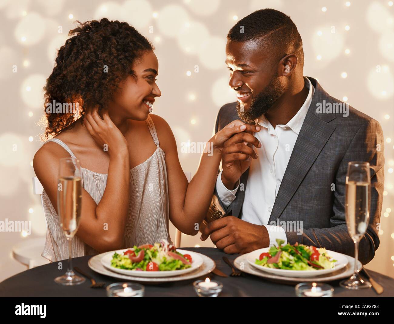 Fancy schwarz Paar festliche Abendessen im Restaurant Stockfoto