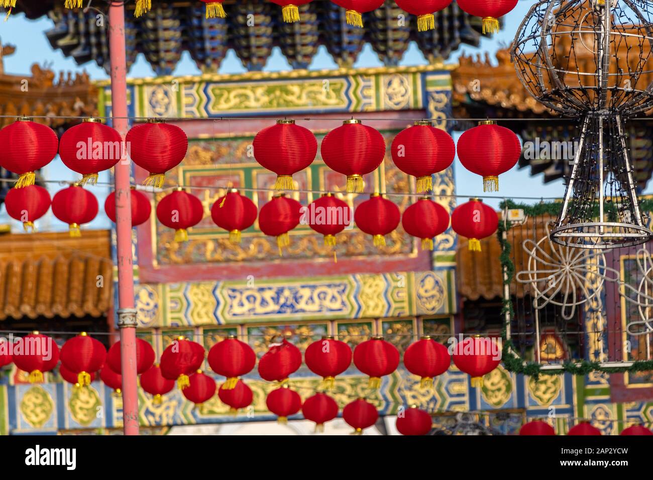 Laterne Dekorationen für das chinesische Neujahr feiern Festival vor der chinesischen Bogen auf Nelson Street, Liverpool Stockfoto