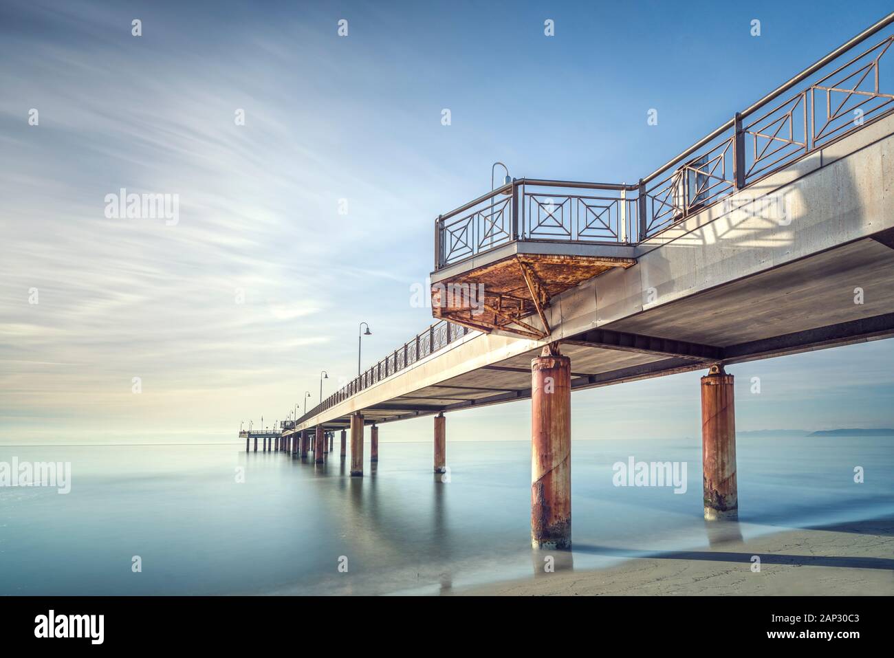 Pier oder Steg, der Strand und das Meer von Marina di Pietrasanta. Versilia Lucca Toskana Italien Stockfoto Pier oder Steg, der Strand und das Meer von Marina di Pietrasanta. Versilia Lucca Toskana Italien Stockfoto