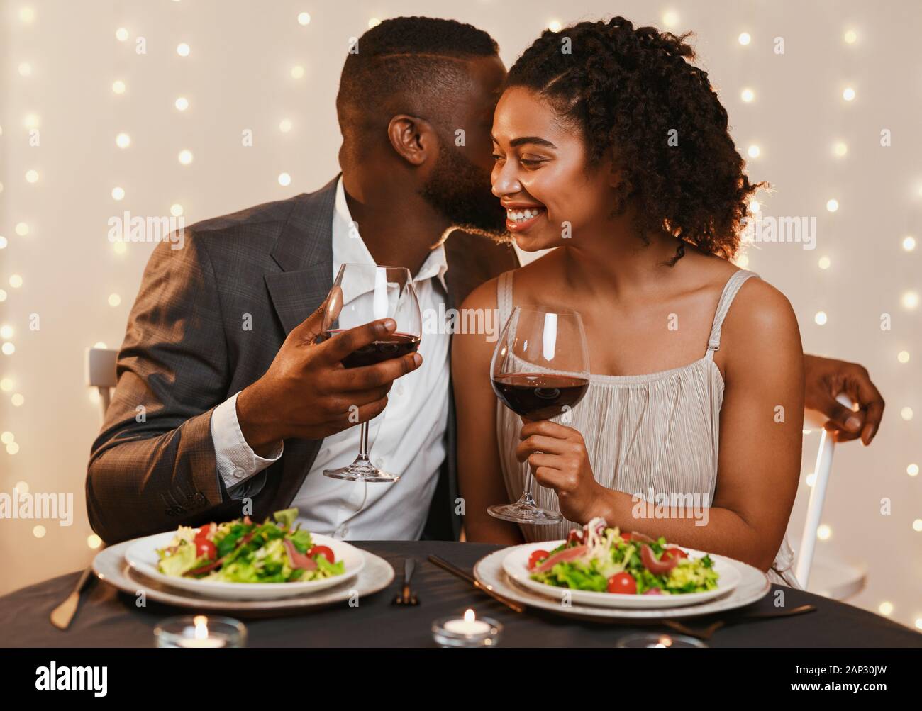 Romantische schwarz paar Abendessen im Restaurant Stockfoto