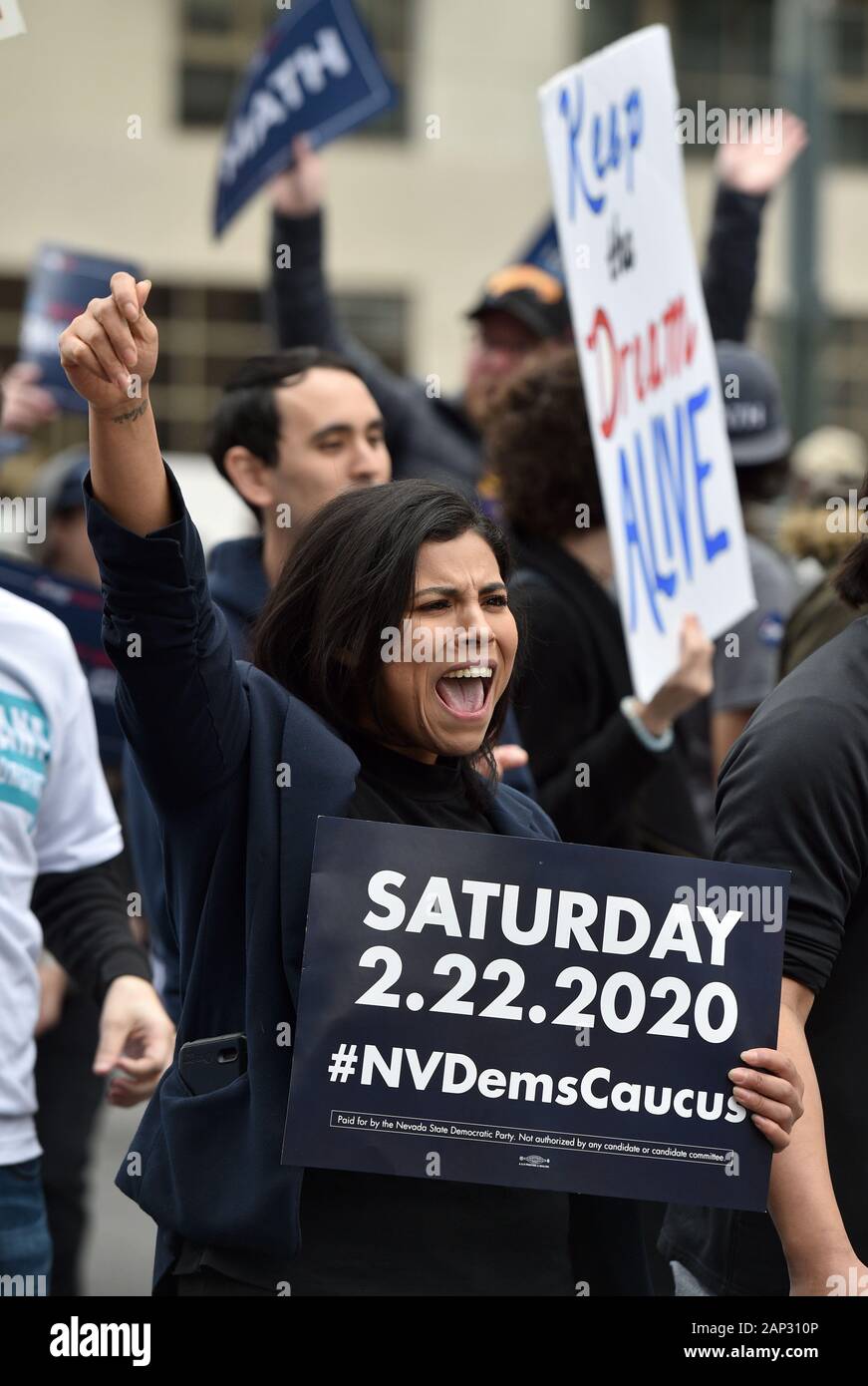 Las Vegas, Nevada, USA. 20 Jan, 2020. Ein Mitglied des Clark County Demokratische Partei zeigt ein Plakat zur Ankündigung der 22. Februar demokratischen Caucuses, wie Sie marschiert in der 38. jährlichen Martin Luther King Jr. Day Parade am 20 Januar, 2020 in Las Vegas. Tausende von Zuschauern säumten die Straßen der Innenstadt von Las Vegas zu Ehren des Erschlagenen civil rights Leader. Quelle: David Becker/ZUMA Draht/Alamy leben Nachrichten Stockfoto