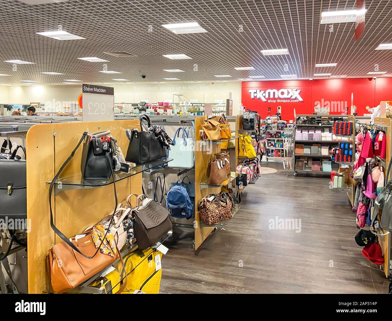 Innenraum der T.K. Maxx Kaufhaus in der Galleria Outlet Shopping Center, Comet Way, Hatfield, Hertfordshire, England, Vereinigtes Königreich Stockfoto