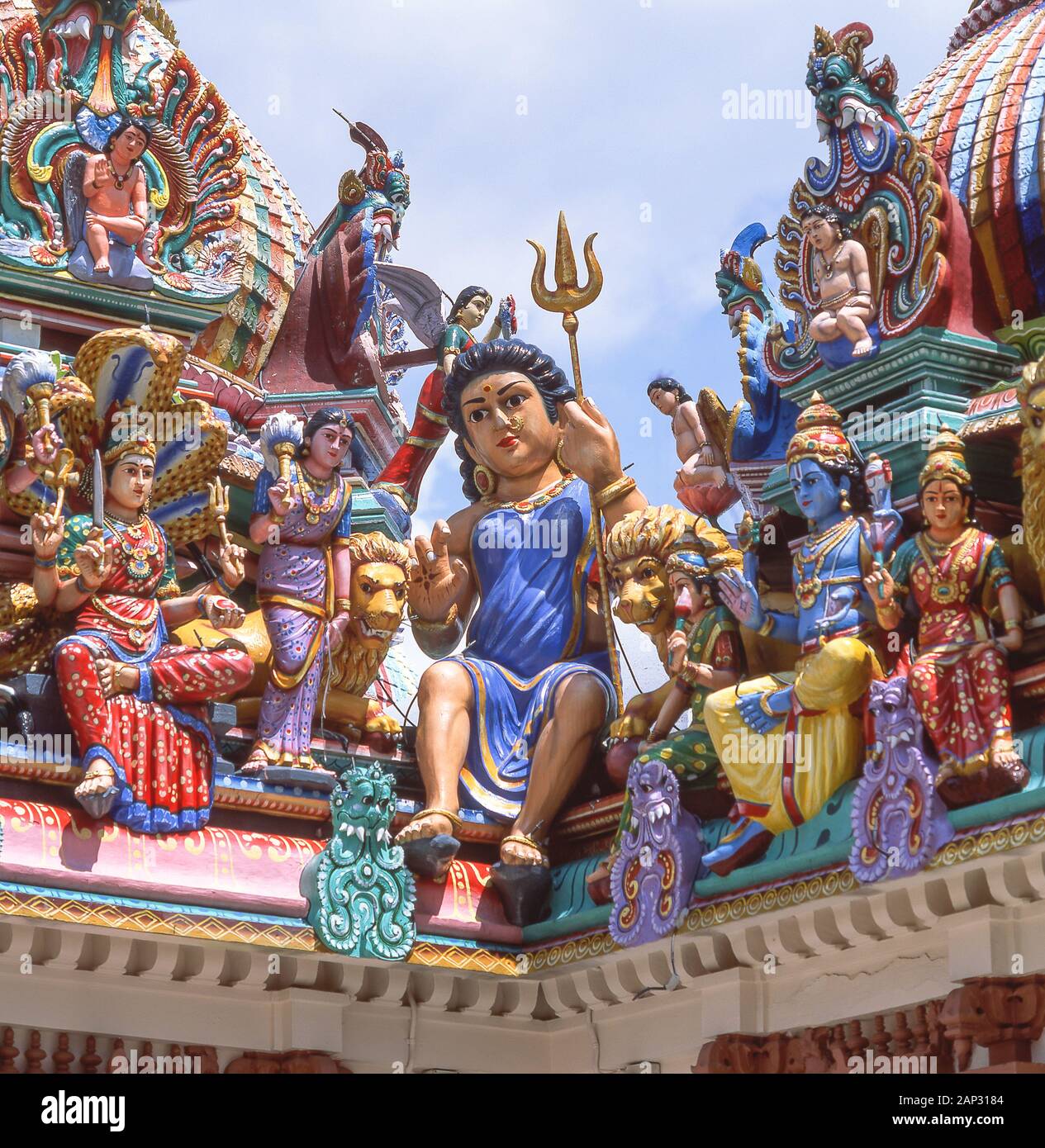 Gottheiten auf Sri Mariamman hinduistischer Tempel, South Bridge Road, Chinatown, Outram District, Central Area, Singapur Insel (Pulau Ujong), Singapur dargestellt Stockfoto