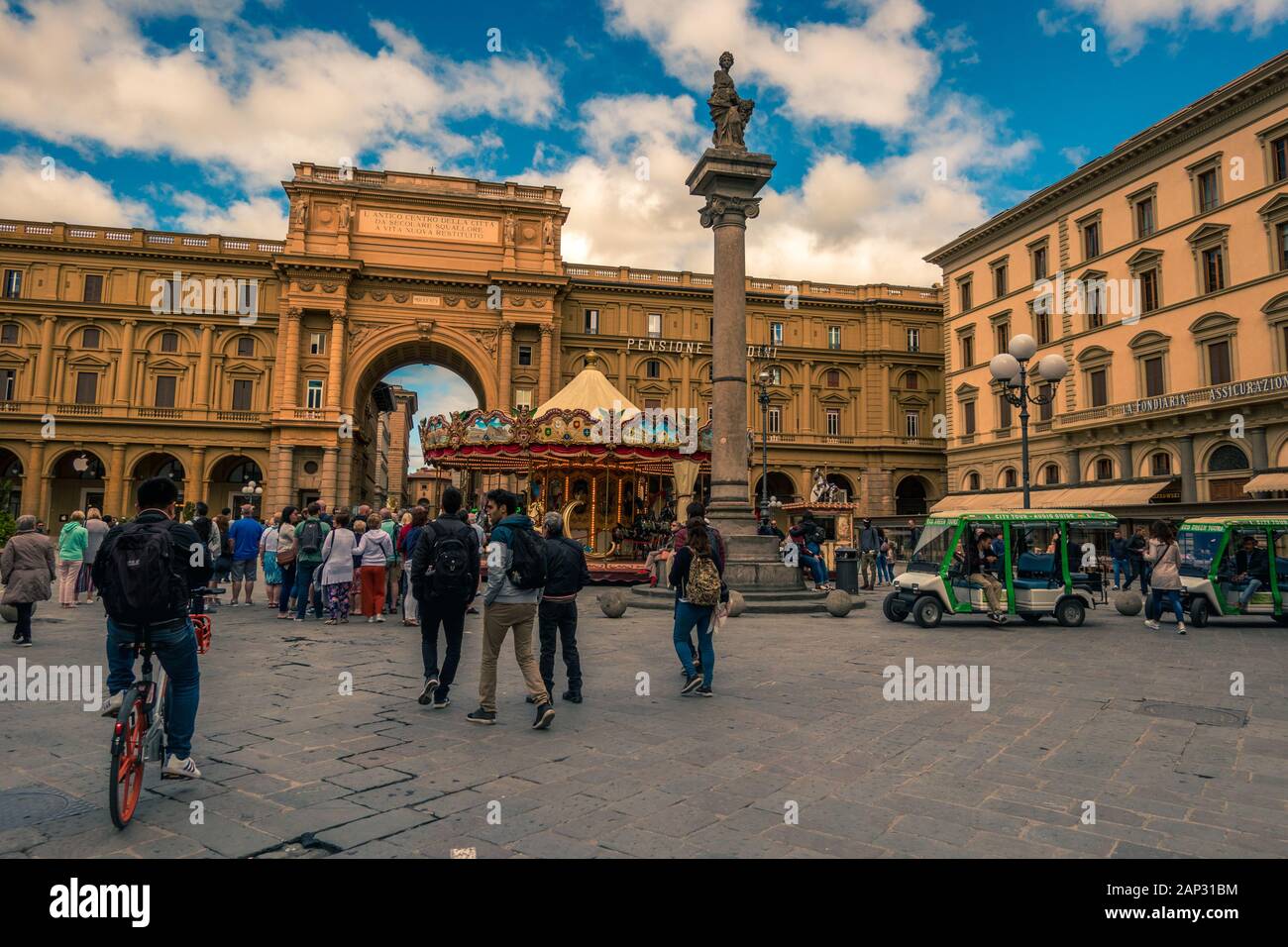 Piazza della Repubblica, die mit der Spalte der Fülle Florenz, Italien. Stockfoto