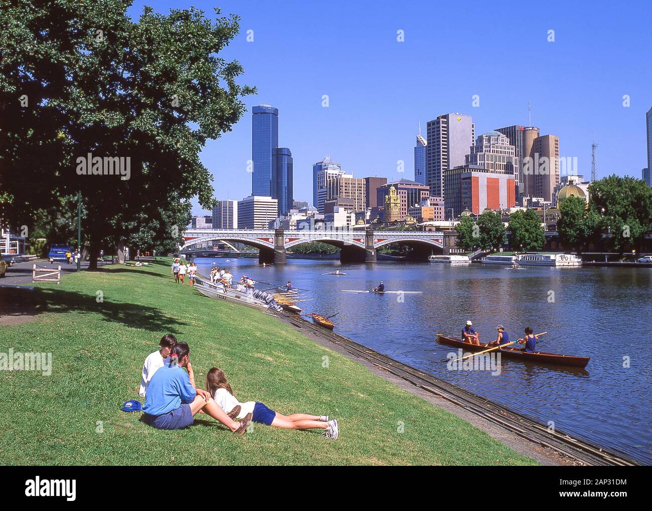 Blick auf die Stadt über den Fluss Yarra, Melbourne, Victoria, Australien Stockfoto