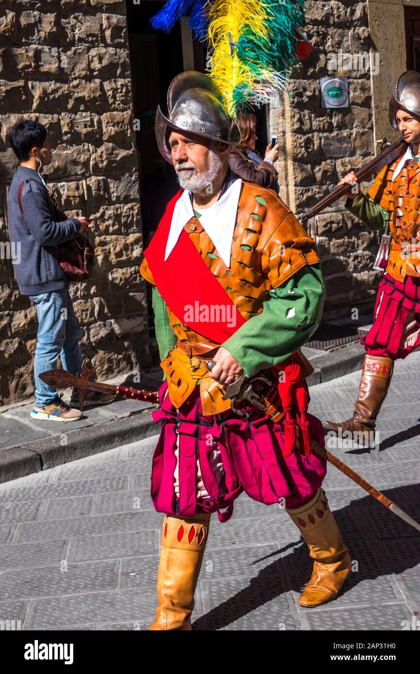Italienischen Mann zu Fuß in eine historische Parade in traditioneller Kleidung in Florenz, Italien, gekleidet Stockfoto