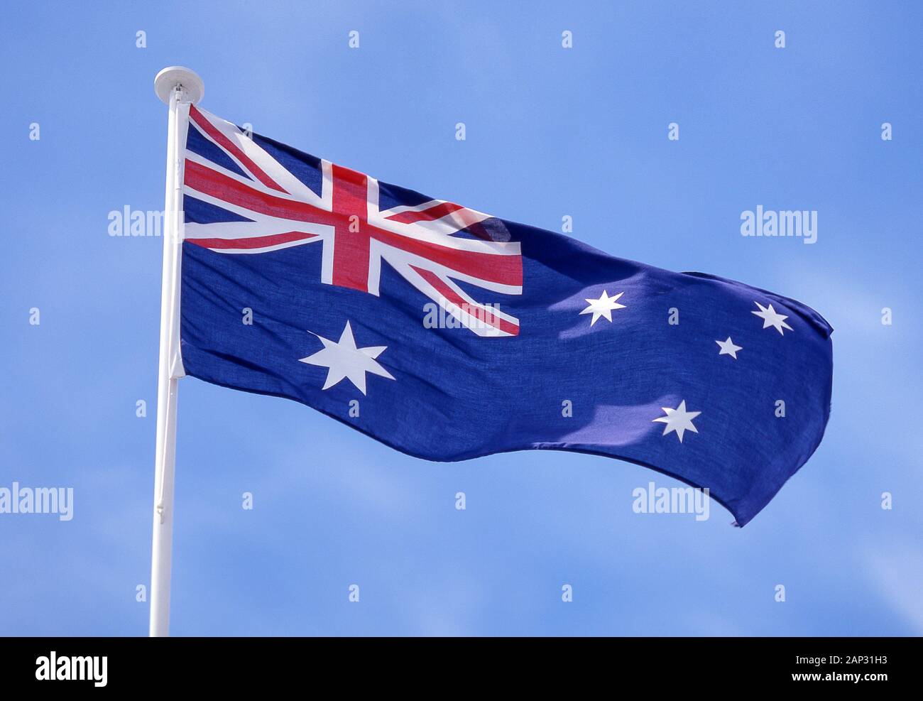 Australische Flagge am Fahnenmast, Sydney Kingsford Smith Airport, Maskottchen, Sydney, New South Wales, Australien Stockfoto