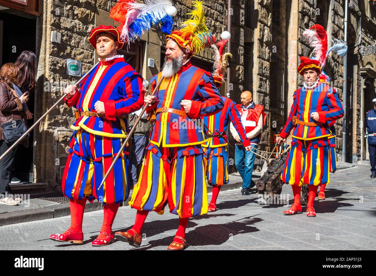 Italienische Männer gehen in eine historische Parade in traditioneller Kleidung in Florenz, Italien, gekleidet Stockfoto