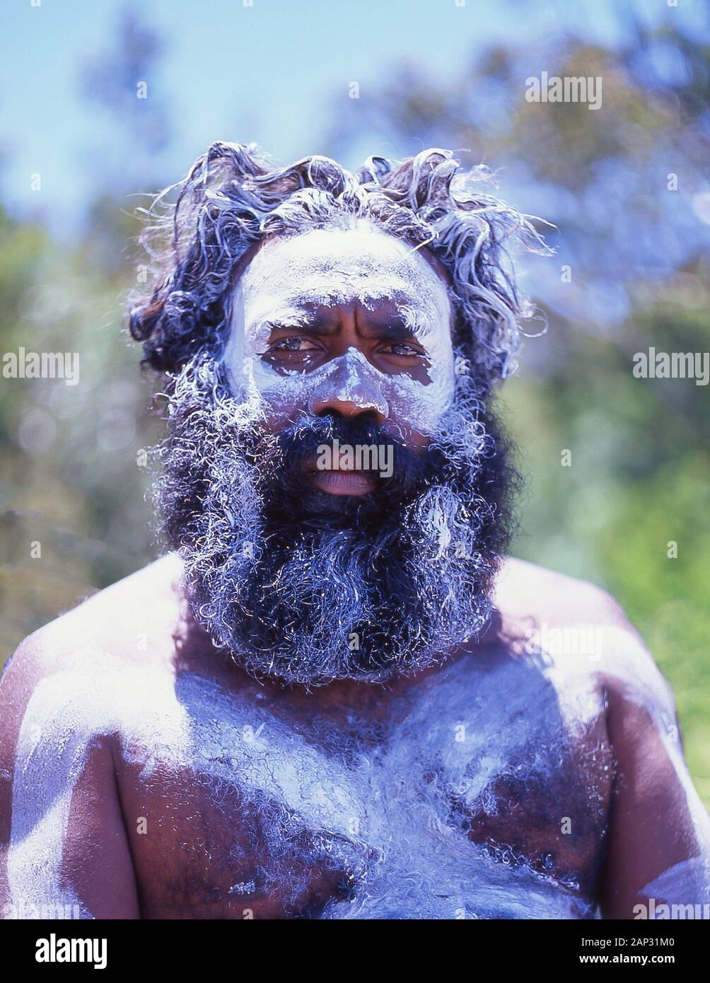 Aborigine männlich mit Körper und Gesicht malen, Blue Mountains, New South Wales, Australien Stockfoto