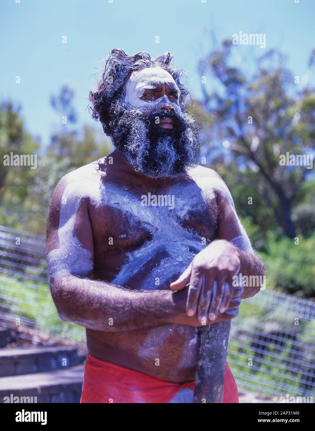 Aborigine männlich mit Körper und Gesicht malen, Blue Mountains, New South Wales, Australien Stockfoto