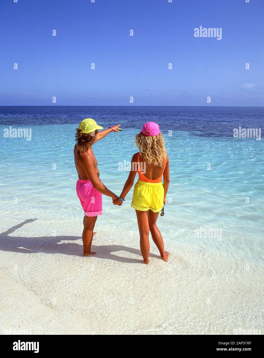 Junges Paar auf tropischen Strand, Kuda Bandos, Kaafu Atoll, Malediven Stockfoto