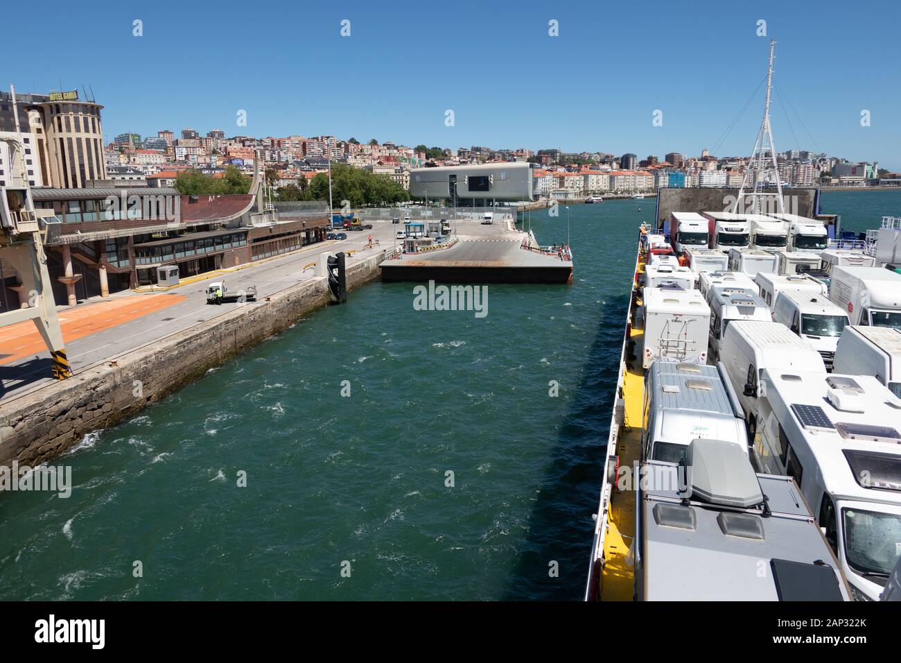 Die Fähre der Bretagne économie kommt in Santander Spanien an, wo Lastwagen und Wohnmobile auf offenem Deck abgestellt werden Stockfoto