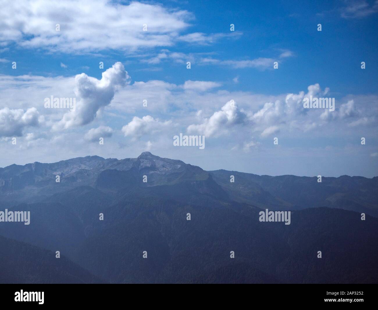 Schöne Sicht auf den hohen Bergen Sotschi Krasnaja Poljana Stockfoto