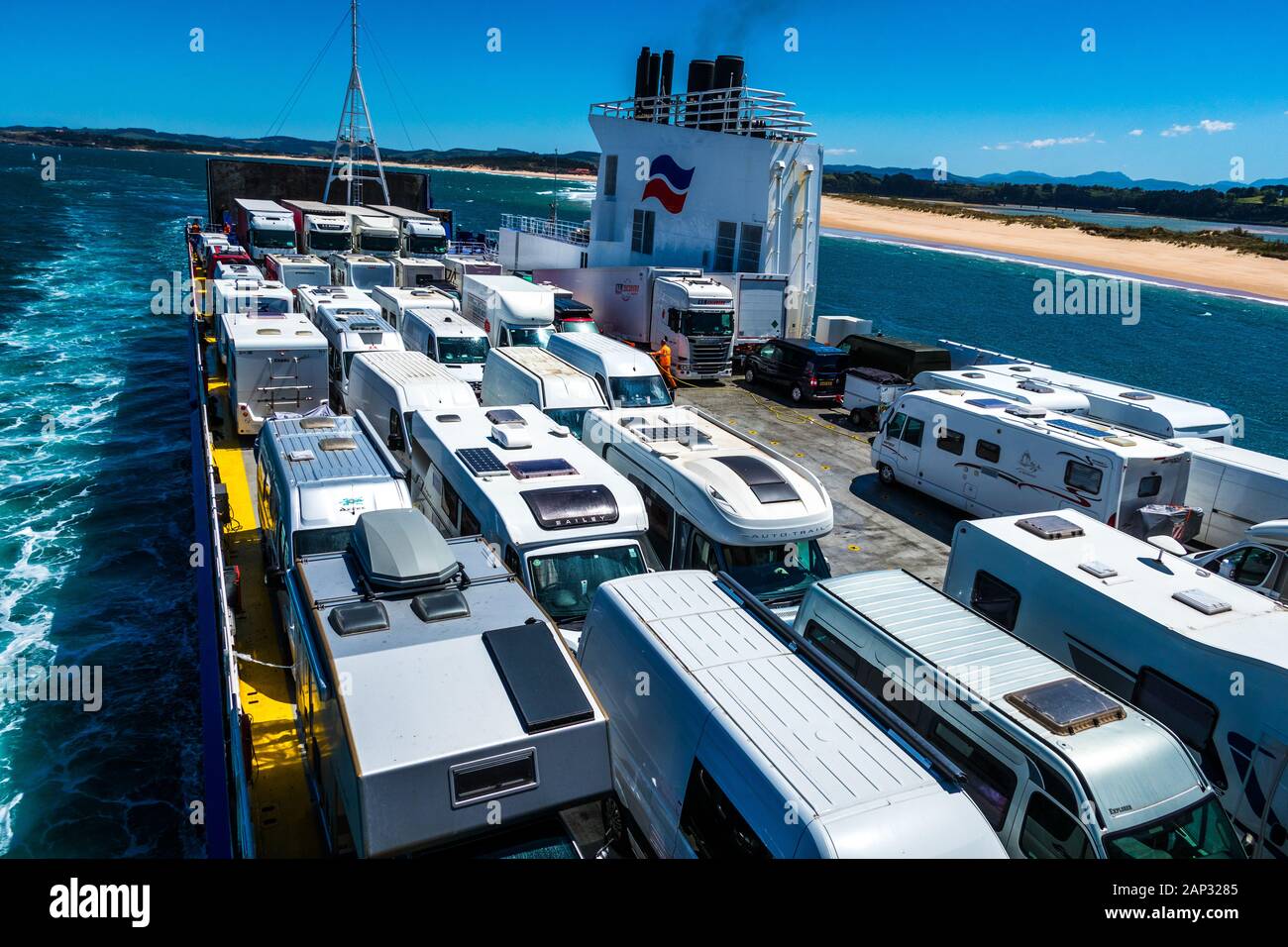 Bretagne economie Fährverbindung über die Ankunft in Santander Spanien mit Lkw und Wohnmobile auf offenem Deck geparkt Stockfoto
