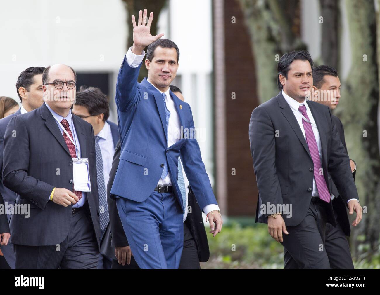 Oktober 10, 2019: Venezuelas Oppositionsführer Juan Guaido grüßt zu Journalisten nach der Teilnahme an einer regionalen Konferenz zur Bekämpfung des Terrorismus in der Polizeiakademie in Bogota. Credit: Daniel Garzon Herazo/ZUMA Draht/Alamy leben Nachrichten Stockfoto