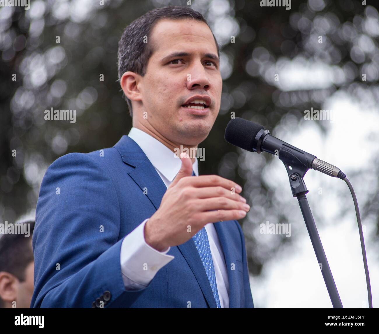 Venezuelas Oppositionsführer Juan Guaido spricht mit Journalisten nach der Teilnahme an einer regionalen Konferenz zur Bekämpfung des Terrorismus in der Polizeiakademie in Bogota Stockfoto