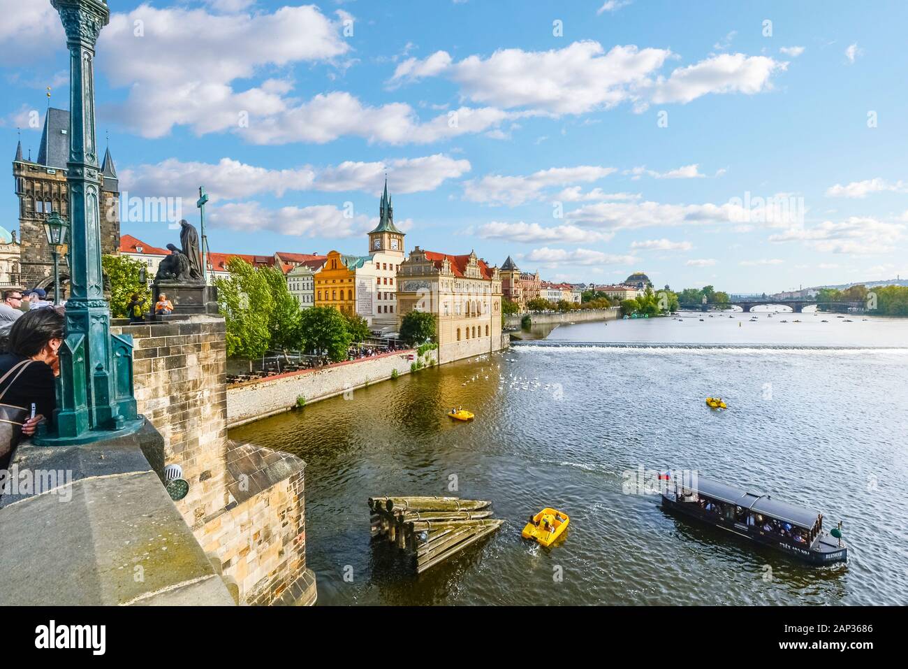 Blick auf die Altstadt von der Karlsbrücke, wenn das Pedal und Touristische boote Kreuzfahrt neben den Schwänen in der Moldau in Prag, Tschechien. Stockfoto