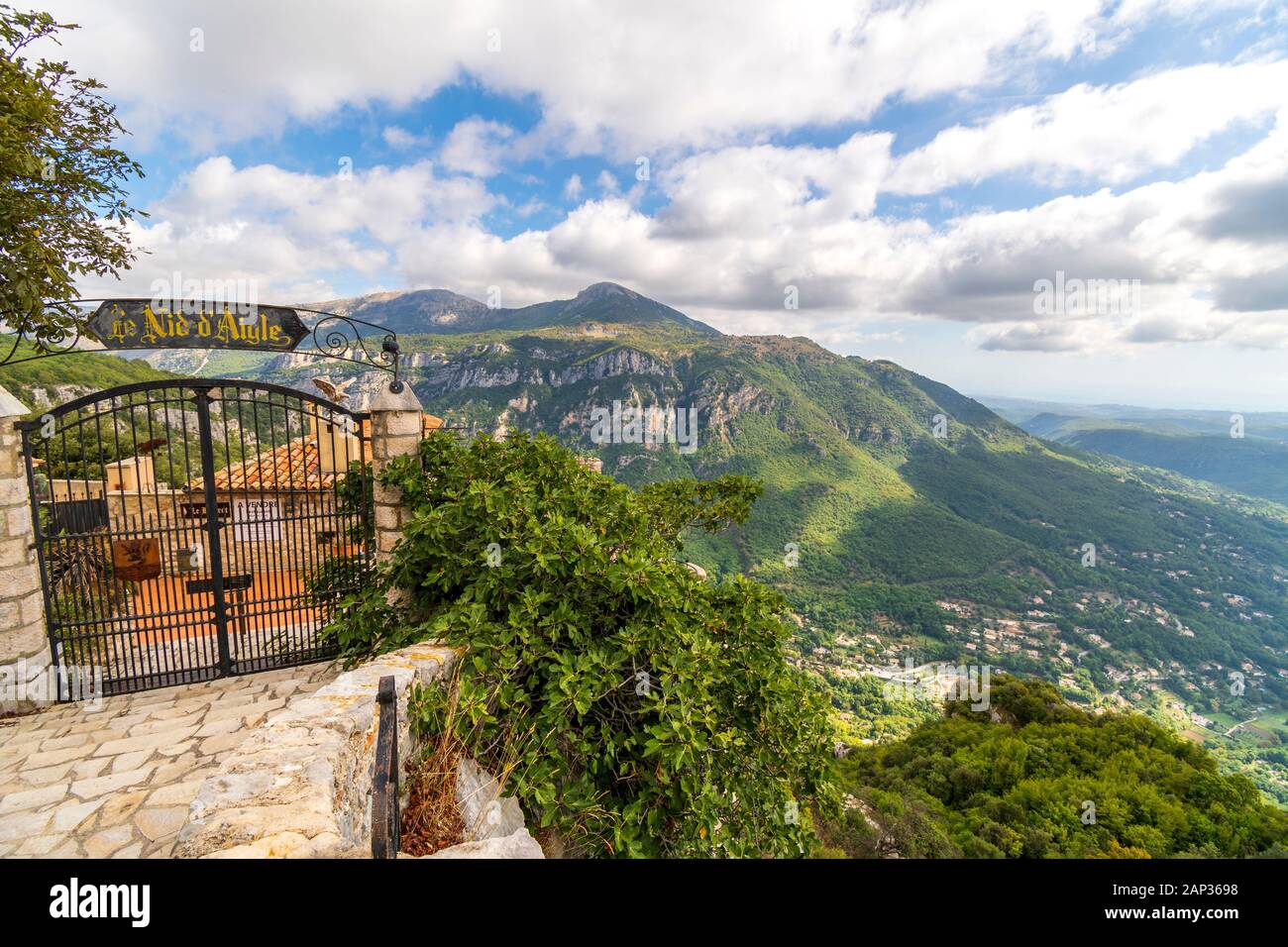 Sicht auf die Berge und Täler der Alpes-Maritimes im Süden von Frankreich aus einem Restaurant in dem mittelalterlichen Dorf Gourdon, Frankreich. Stockfoto