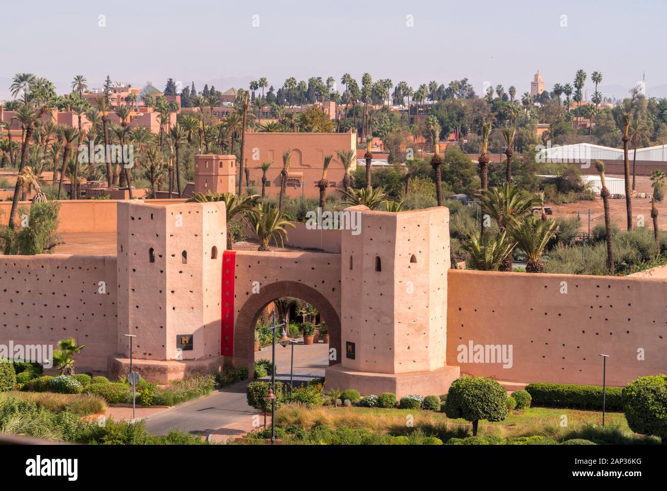 Die historischen orangefarbenen Tore der Stadt Marrakesch Stockfoto