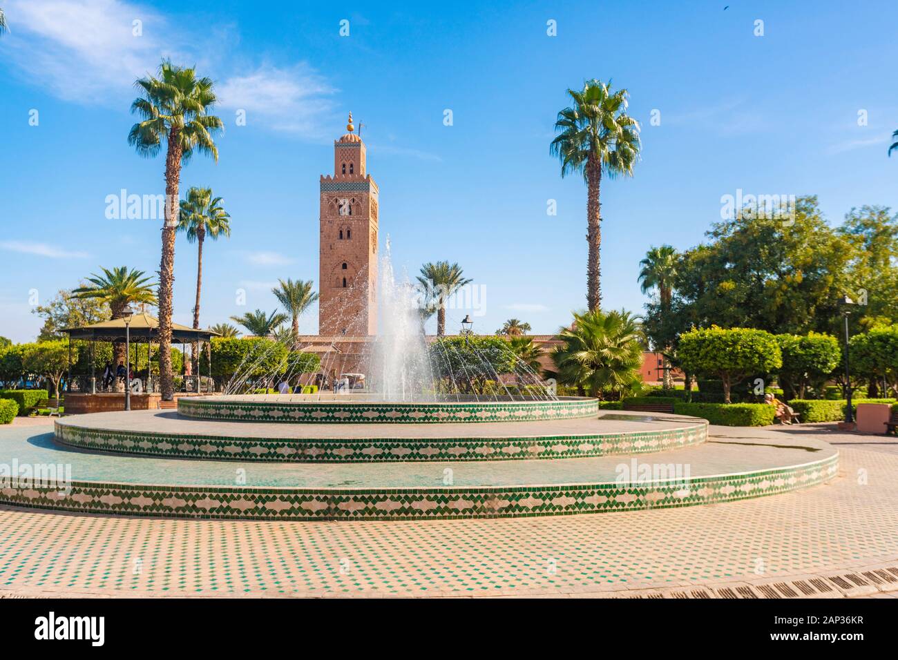 Brunnen am Lalla Hasna Park mit Koutoubia Moschee im Hintergrund Stockfoto