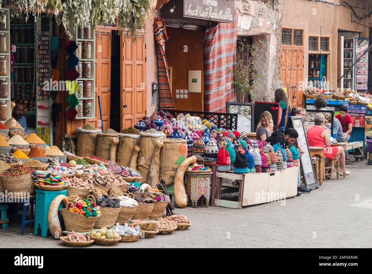 Gewürz- und Souvenirläden in Medina in Marrakesch Stockfoto